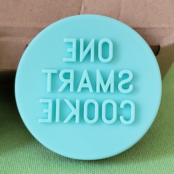 KATE SPADE ALL IN GOOD TASTE ONE SMART COOKIE COOKIE PRESS SET:NIB - Picture 6 of 12